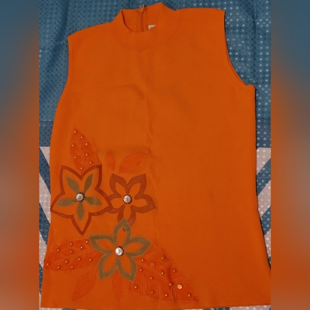 Women flower embroidered top small.